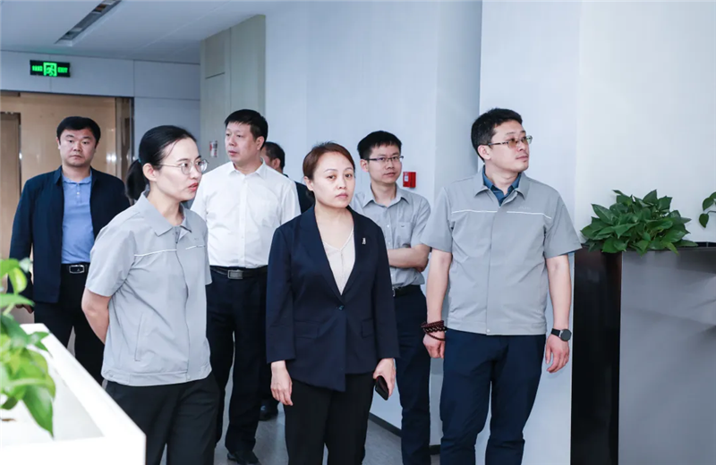 2023年5月15日，河北建材职业技术学院党委书记张明莉一行到尊龙凯时人生就搏北京集团进行校企合作交流。